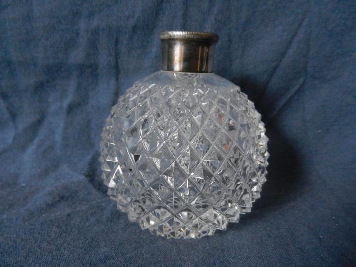 Geperst glazen bolvormige flacon met zilveren rand h. 8,2 cm, Antiek en Kunst, Antiek | Goud en Zilver, Zilver, Ophalen of Verzenden