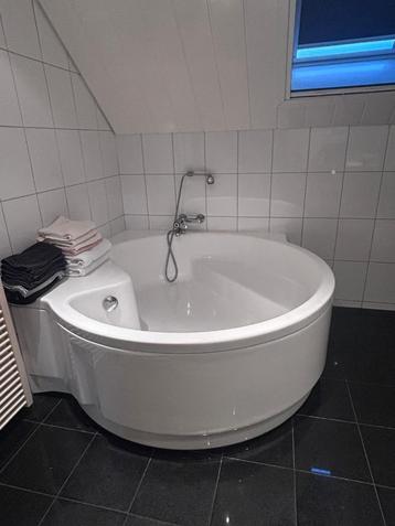 Mooi, groot rond bad beschikbaar voor biedingen