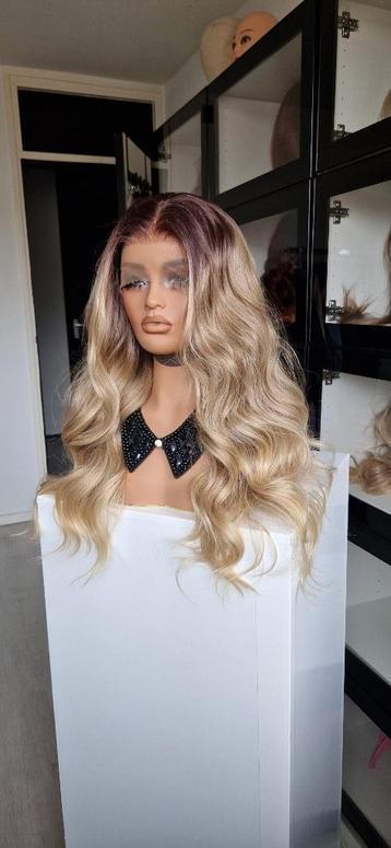 Luxe Lace Pruik: Uitgroei naar Blond en licht, Krul beschikbaar voor biedingen