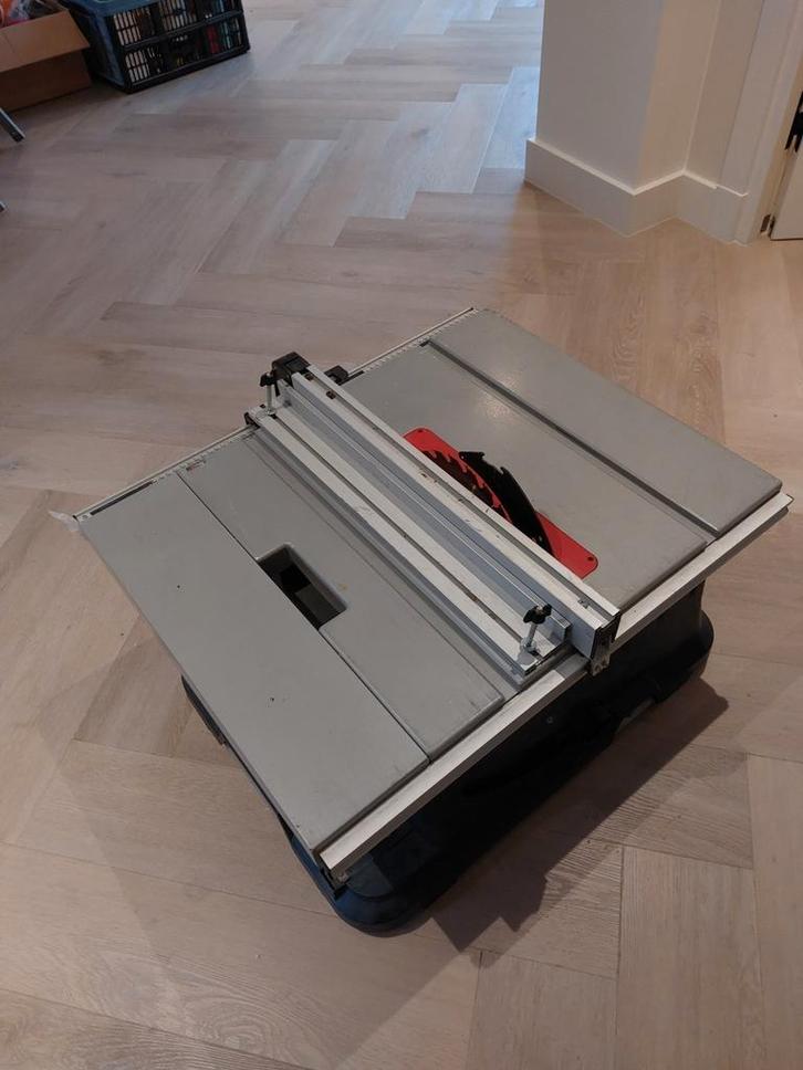 Zaagbank blauwe Bosch Professional, Doe-het-zelf en Verbouw, Gereedschap | Zaagmachines, Zo goed als nieuw, 1200 watt of meer