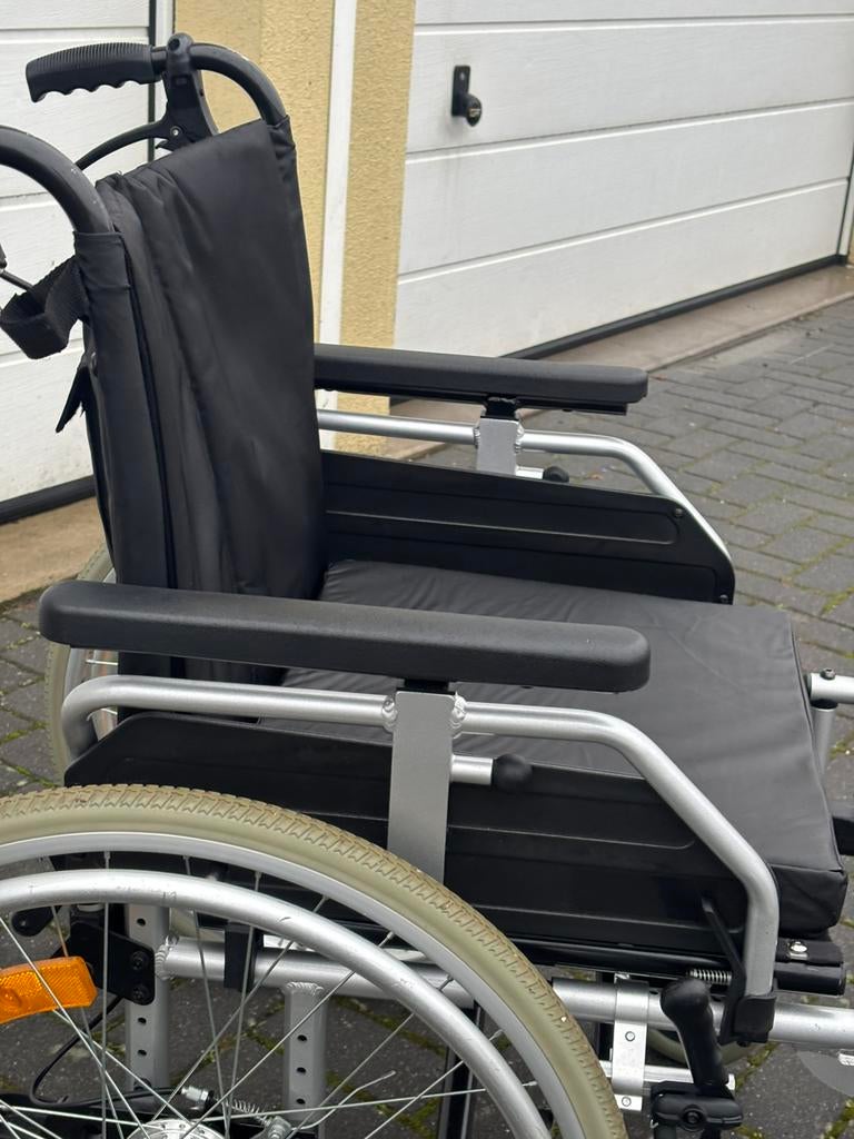 Duitse degelijkheid stevige brede Rolstoel Uniroll, Ophalen of Verzenden