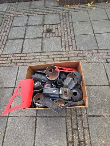 Bananendoos met brommer delen voornamelijk luchtfilters  beschikbaar voor biedingen