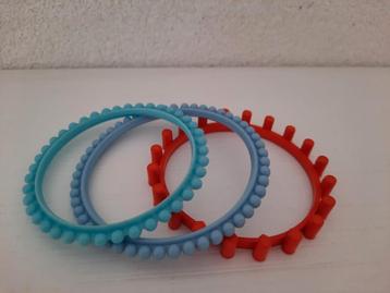 4 Leuke Kinder Hard Kunststof Armbanden Rood & Blauw beschikbaar voor biedingen