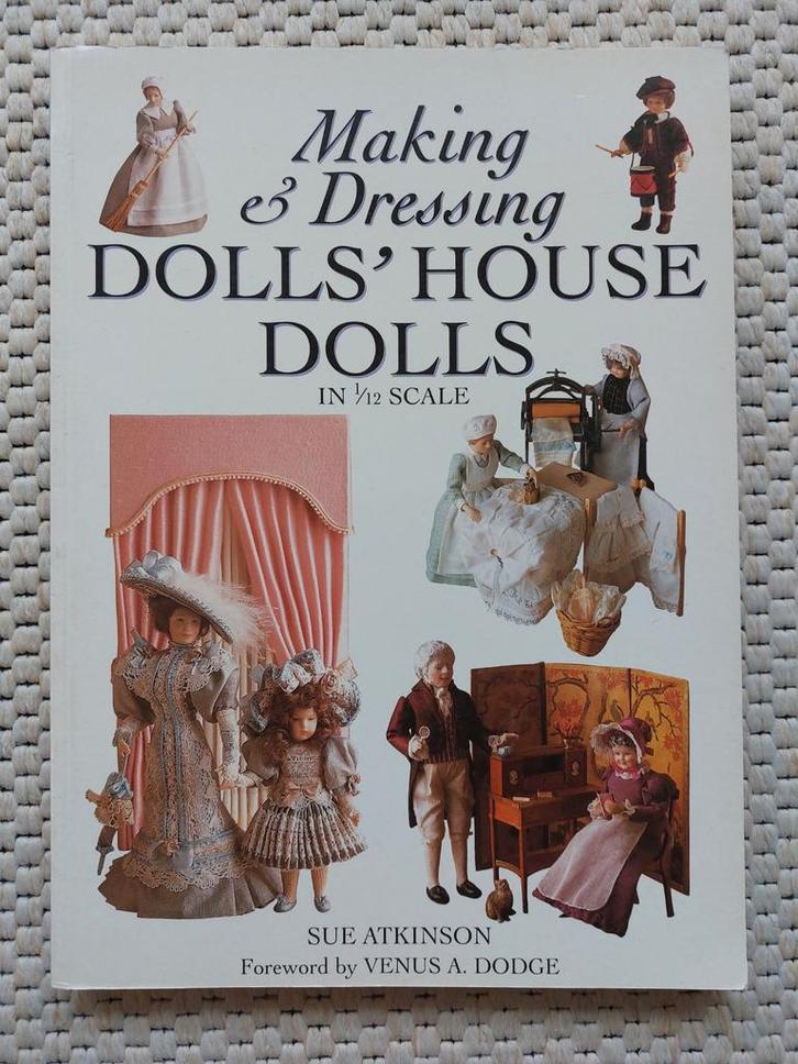 Poppenhuis Poppen Maken & Kleden - Sue Atkinson, Hobby en Vrije tijd, Kledingpatronen, Gebruikt, Overige typen, Vrouw, Overige merken