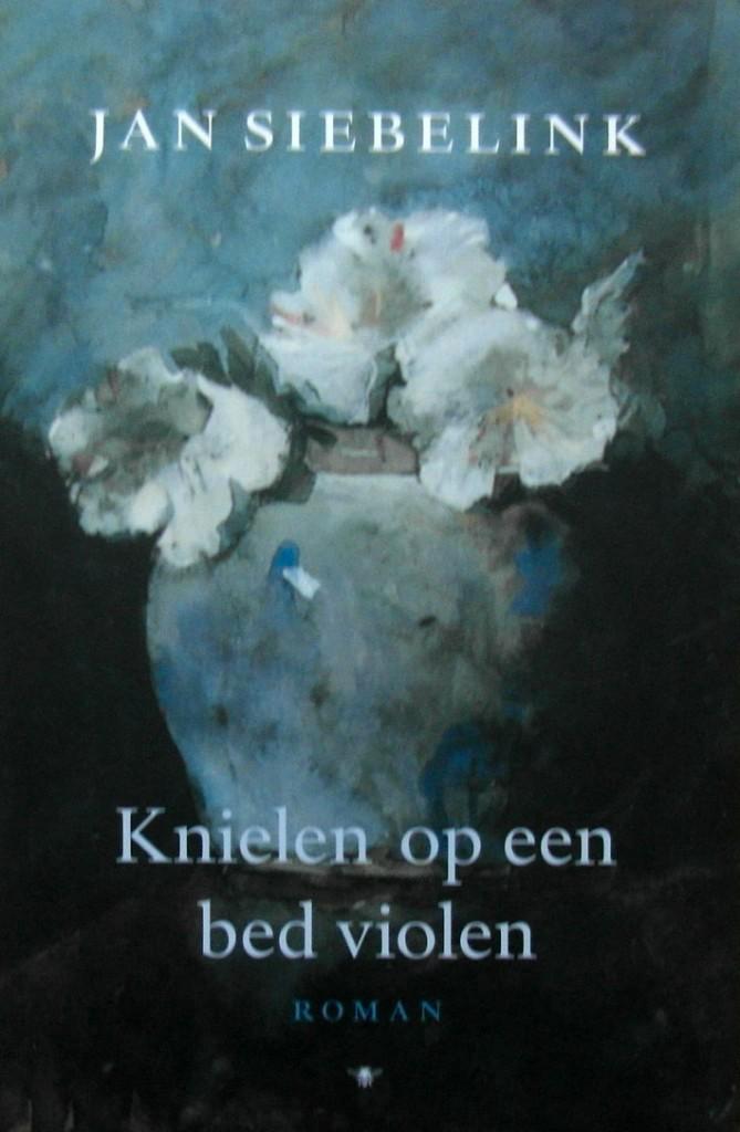 [SIEBELINK, JAN] - Knielen op een bed violen, Boeken, Romans, Zo goed als nieuw, Ophalen of Verzenden