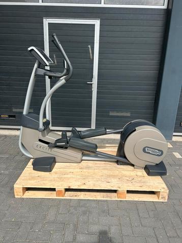 Technogym excite 700 led crosstrainer synchro beschikbaar voor biedingen