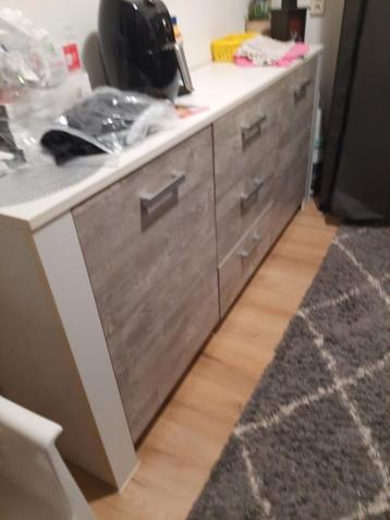 Dressoir met lades en deuren beschikbaar voor biedingen