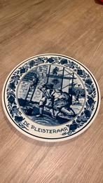 Puntgaaf Delfts Blauw bord: “de pleisteraar” goedewaagen, Antiek en Kunst, Ophalen of Verzenden