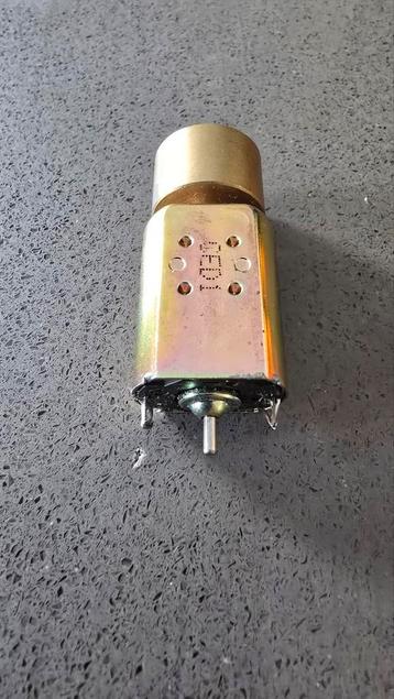 Originele motor Mehano met vliegwiel beschikbaar voor biedingen