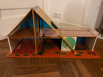 Retro design poppenhuis beschikbaar voor biedingen
