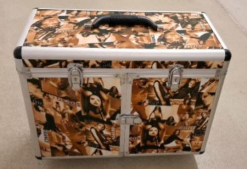 Kapperskoffer met retroprint op wielen, Sieraden, Tassen en Uiterlijk, Koffers, Zo goed als nieuw, Hard kunststof, Minder dan 50 cm