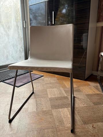 Witte leren stoel met metalen poten - Zeer comfortabel! beschikbaar voor biedingen