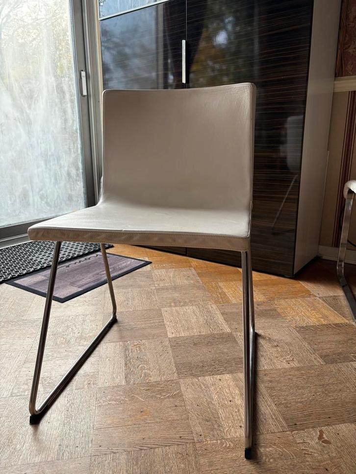 Witte leren stoel met metalen poten - Zeer comfortabel!, Huis en Inrichting, Stoelen, Zo goed als nieuw, Eén, Leer, Wit, Ophalen
