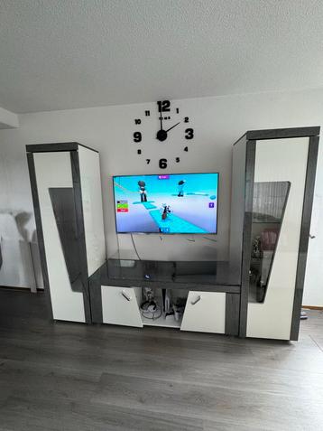 Complete TV-meubel set met 2 kasten beschikbaar voor biedingen