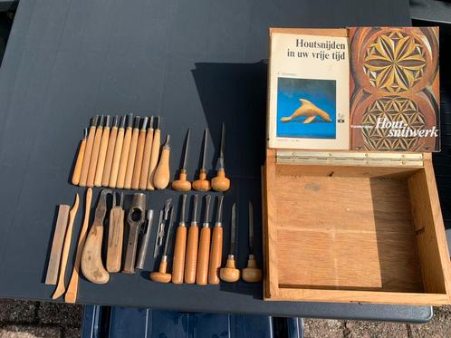 Fijn houtbewerkingsgereedschap in kist met boekjes., Doe-het-zelf en Verbouw, Gereedschap | Handgereedschap, Gebruikt, Ophalen of Verzenden