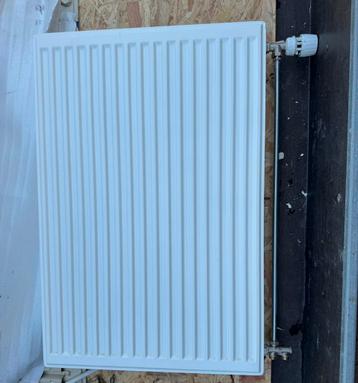 Radiator met onderblok en thermostaatkraan 90x60cm beschikbaar voor biedingen
