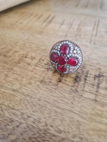 	 Antieke, zilveren ring met bloem van robijn. Maat 18. beschikbaar voor biedingen