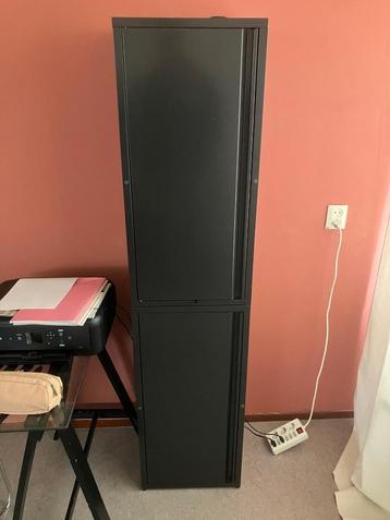 Strakke zwarte metalen kast / dossierkast beschikbaar voor biedingen
