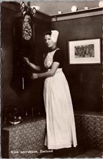 Zeeland - Klok optrekken klederdracht, Verzamelen, Verzenden, 1940 tot 1960, Ongelopen, Zeeland