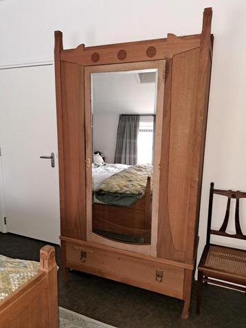 Antieke linnenkast  beschikbaar voor biedingen