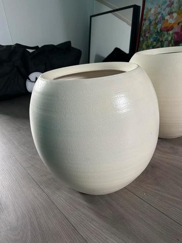 2 Grote Witte Bloempotten - Binnen/Buiten beschikbaar voor biedingen