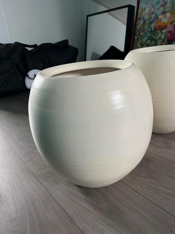 2 Grote Witte Bloempotten - Binnen/Buiten, Tuin en Terras, Bloempotten, Zo goed als nieuw, Overige materialen, Binnen, 40 tot 70 cm