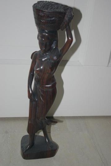 Indonesië' houten beeld en set onderzetters. beschikbaar voor biedingen