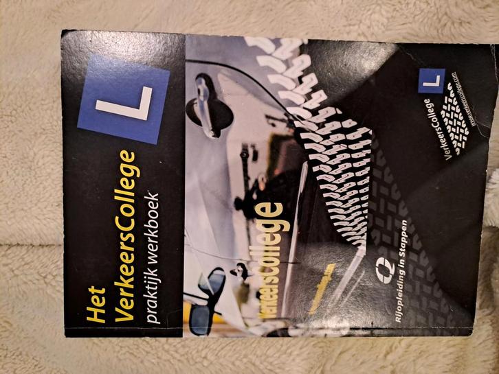 Het verkeerscollege praktijk theorie werkboek, Boeken, Auto's | Boeken, Gelezen, Ophalen of Verzenden