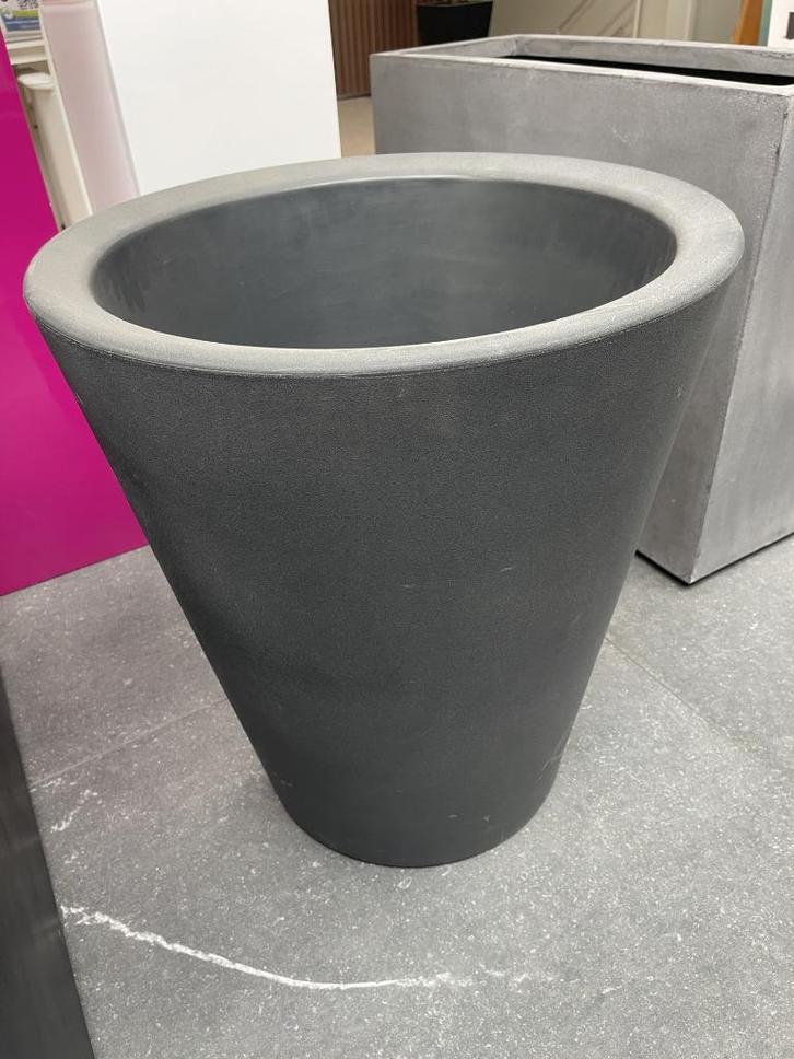 Otium Olla 70 – Antraciet Flowerpot – Luxe Ronde Bloempot, Tuin en Terras, Bloempotten, Nieuw, Kunststof, Binnen, Balkon, Tuin