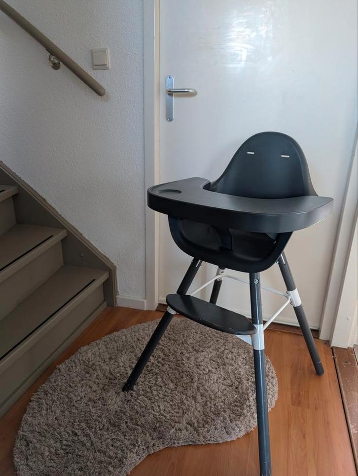 Childwood kinderstoel - praktisch en stijlvol!, Kinderen en Baby's, Kinderstoelen, Gebruikt, Meegroeistoel, Afneembaar eetblad
