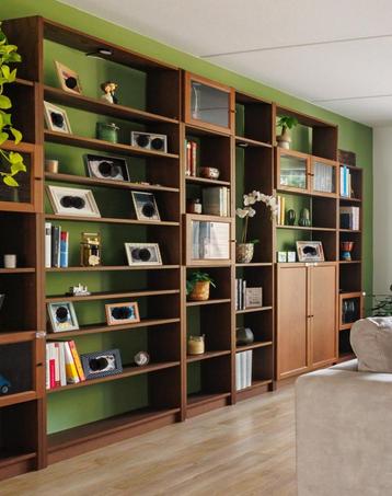 IKEA BILLY boekenkast –als nieuw, met glazen deuren en licht beschikbaar voor biedingen