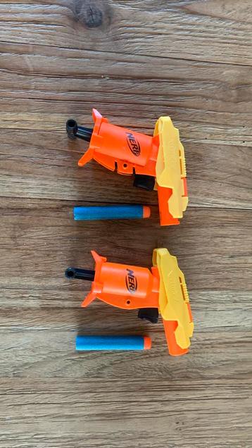 Drie kleine Nerfguns met pijltjes. beschikbaar voor biedingen