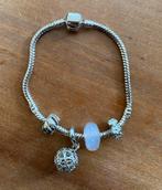 Armband zilverkleurig met 4 bedels, Ophalen of Verzenden, Zo goed als nieuw, Zilver, Met bedels of kralen