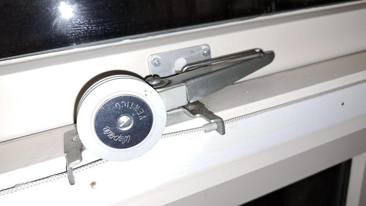 2x raamsluiting voor een hoog bovenraam (pps), Doe-het-zelf en Verbouw, Hang- en Sluitwerk, Gebruikt, Schuif of Grendel, Overige materialen