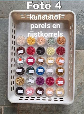 KUNSTSTOF PARELTJES EN RIJSTKORRELS beschikbaar voor biedingen