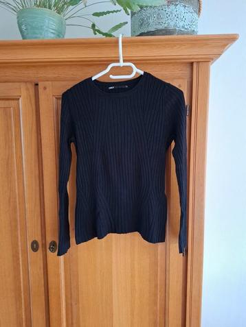 Zwart truitje beschikbaar voor biedingen