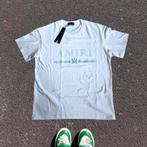 AMIRI T-shirt – Wit met lichtblauw logo (Maat L), Ophalen of Verzenden, Nieuw, Maat 52/54 (L), Wit