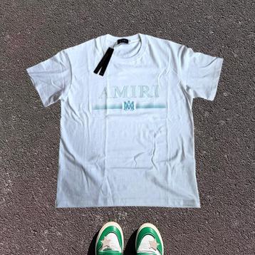 AMIRI T-shirt – Wit met lichtblauw logo (Maat L) beschikbaar voor biedingen