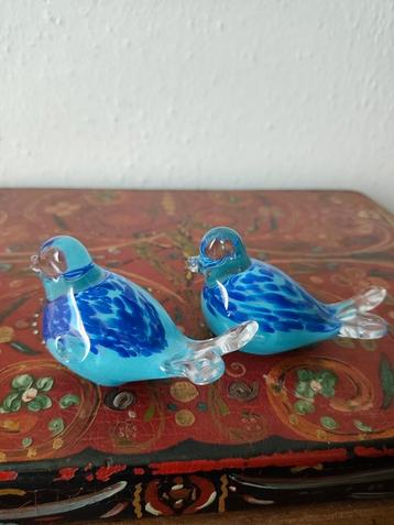 Twee prachtige glazen vogeltjes  beschikbaar voor biedingen