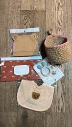 Cadeau mandje, rose hangend, met baby spulletjes, Kinderen en Baby's, Kraamcadeaus en Geboorteborden, Ophalen of Verzenden, Nieuw