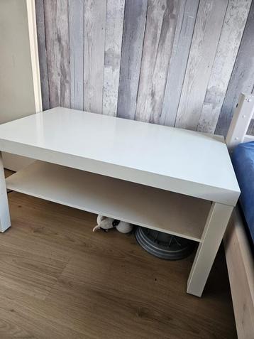 Tafeltje beschikbaar voor biedingen
