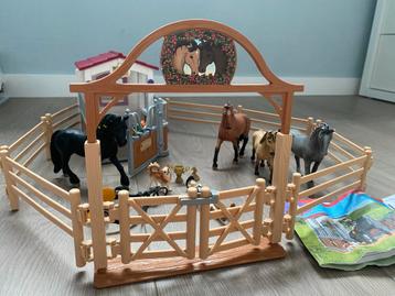 Schleich Horse Club 42437 + 42434 + 3 paarden beschikbaar voor biedingen