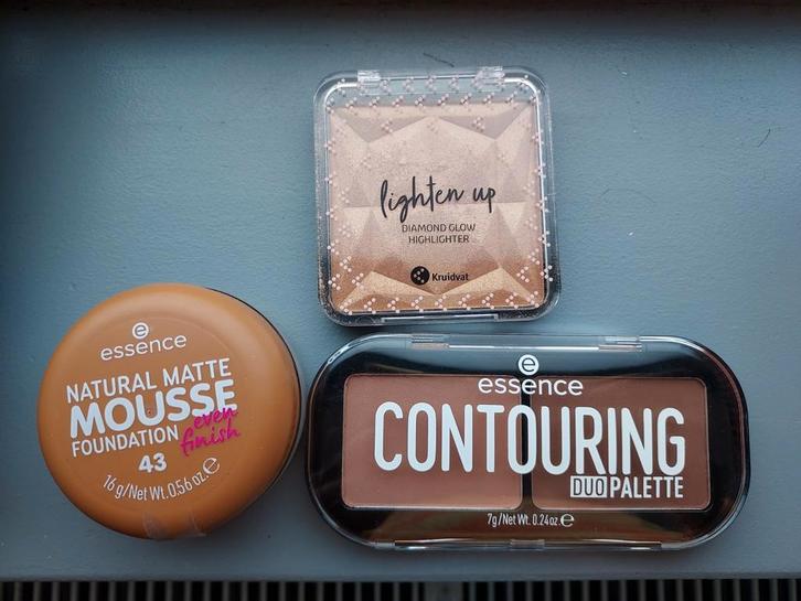 Essence Make-up Set: Foundation, Highlighter, Contouring, Sieraden, Tassen en Uiterlijk, Uiterlijk | Cosmetica en Make-up, Gebruikt