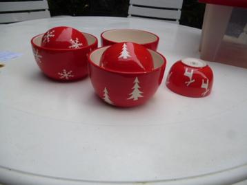 kerstservies rode kommen  beschikbaar voor biedingen