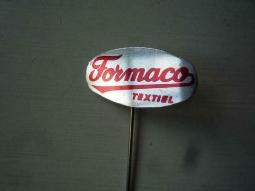 Formaco Textiel Zilverkleurig Rood Blikken Speldje Speld, Verzamelen, Speldjes, Pins en Buttons, Zo goed als nieuw, Speldje of Pin