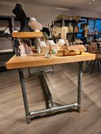 Gave industriële showtafel van staal en massief houten blad, Ophalen