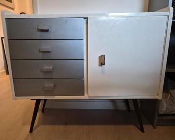 Vintage kastje met lades en deur beschikbaar voor biedingen