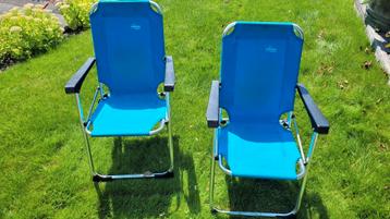 2 blauwe Kinderstoelen.Makkelijk inklapbaar. Tuin of camping beschikbaar voor biedingen