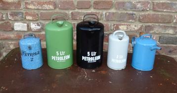 5 maal petroleumkan emaillen kan beschikbaar voor biedingen