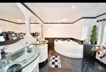 Luxe complete badkamer met whirlpool & douchecabine beschikbaar voor biedingen